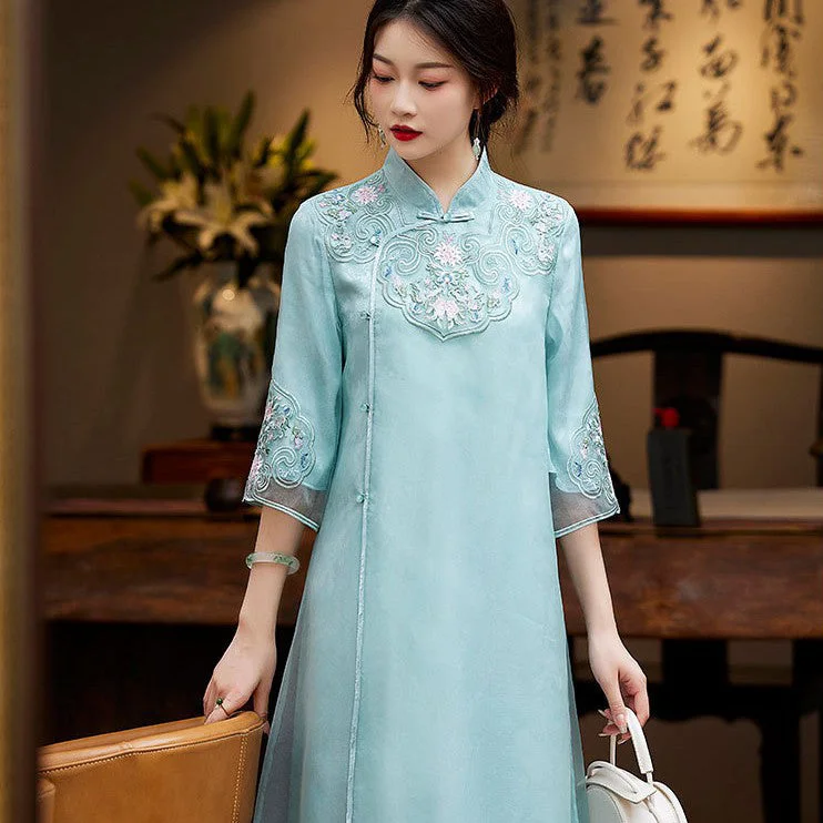 Floral Embroidery Chinese Dress with a Loose Fit and Flowy Skirt